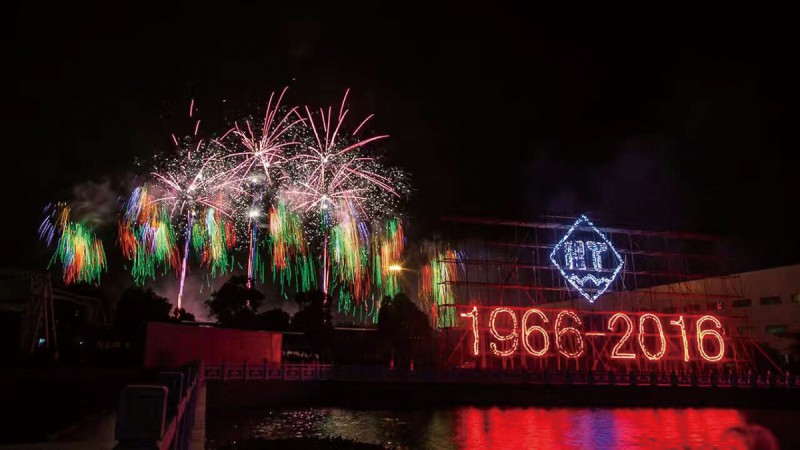 絢麗煙花閃亮夜空，共祝愿海天五十華誕1