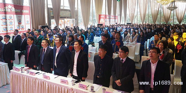 全體與會(huì)者高唱國(guó)歌、司歌