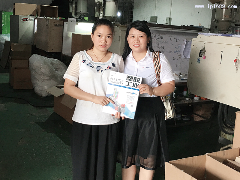 廣州市嘉凡塑料廠采購(gòu)經(jīng)理郭小露(左)