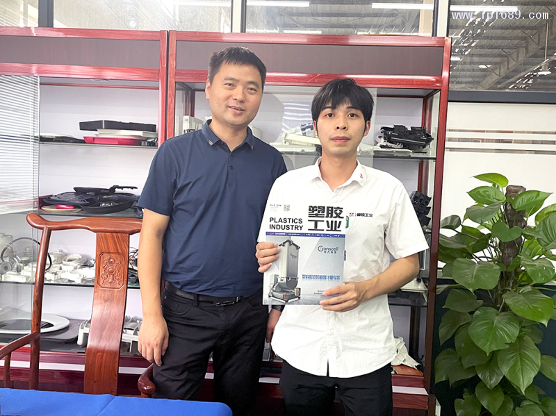 廣東賽普電器制造有限公司BMC項(xiàng)目經(jīng)理鄒外平(左)