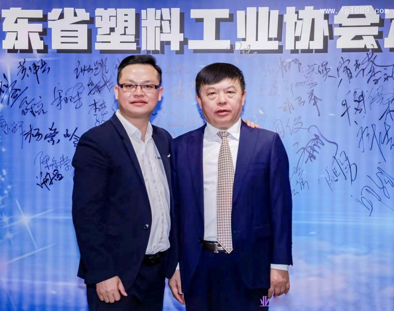 廣東省塑料工業(yè)協(xié)會(huì)會(huì)長、金發(fā)科技股份有限公司副董事長首席戰(zhàn)略官李建軍（右）與《塑膠工業(yè)》總經(jīng)理徐森（左）
