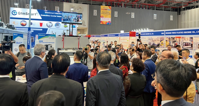 參展企業(yè)攜最新成果，結(jié)合當?shù)匦枨?，展示功能性與可持續(xù)性創(chuàng)新產(chǎn)品和技術(shù)方案，獲國際買家和媒體矚目。-拷貝