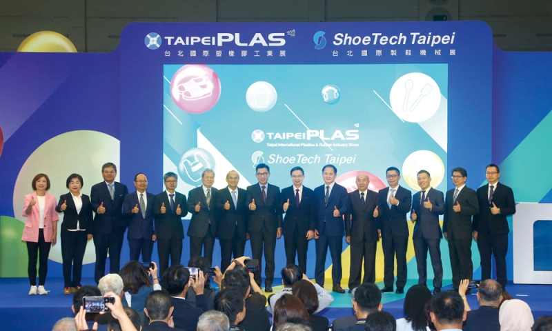 展會由(左起)立法委員何欣純、立法委員楊瓊瓔、工研院機械與機電系統(tǒng)研究所所長饒達仁、金屬中心執(zhí)行長賴永祥、機械公會塑橡膠機械專委會會長謝樹林、機械公會榮譽理事長徐秀滄、經(jīng)濟部常務次長連錦漳、立法院副院長江啟臣、外貿(mào)協(xié)會董事長黃志芳、機械公會理事長莊大立、機械公會榮譽理事長柯拔希、外貿(mào)協(xié)會副董事長陳昱凱、機械公會制鞋機械業(yè)專委會會長黃柏儒、精機中心執(zhí)行副總代總經(jīng)理李健勛、臺灣區(qū)復合材料公會理事長林嘉佑等貴賓共同